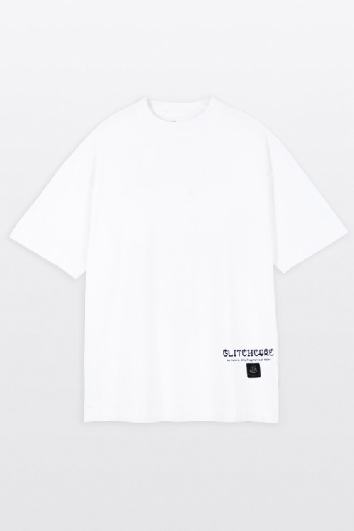 Biały t-shirt LOOSE z minimalistyczną naszywką z przodu