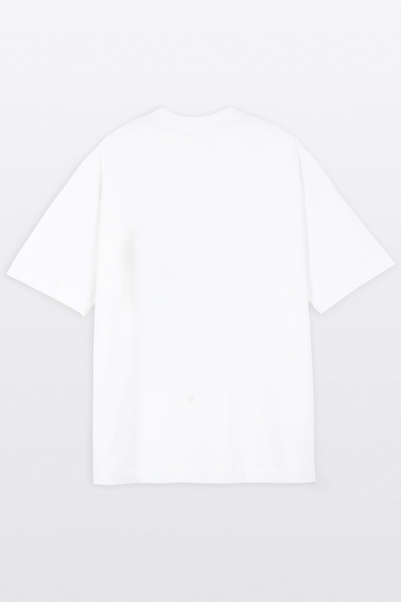 Biały t-shirt LOOSE z minimalistyczną naszywką z przodu
