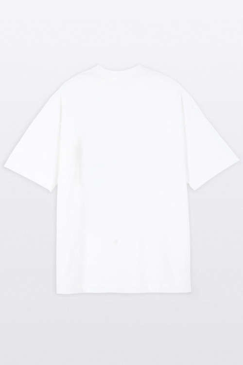 Biały t-shirt LOOSE z minimalistyczną naszywką z przodu