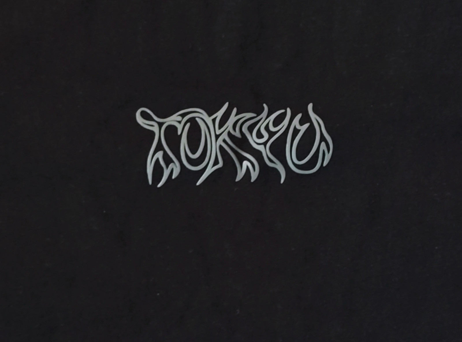 Czarny t-shirt REGULAR z minimalistyczną autorską grafiką z przodu