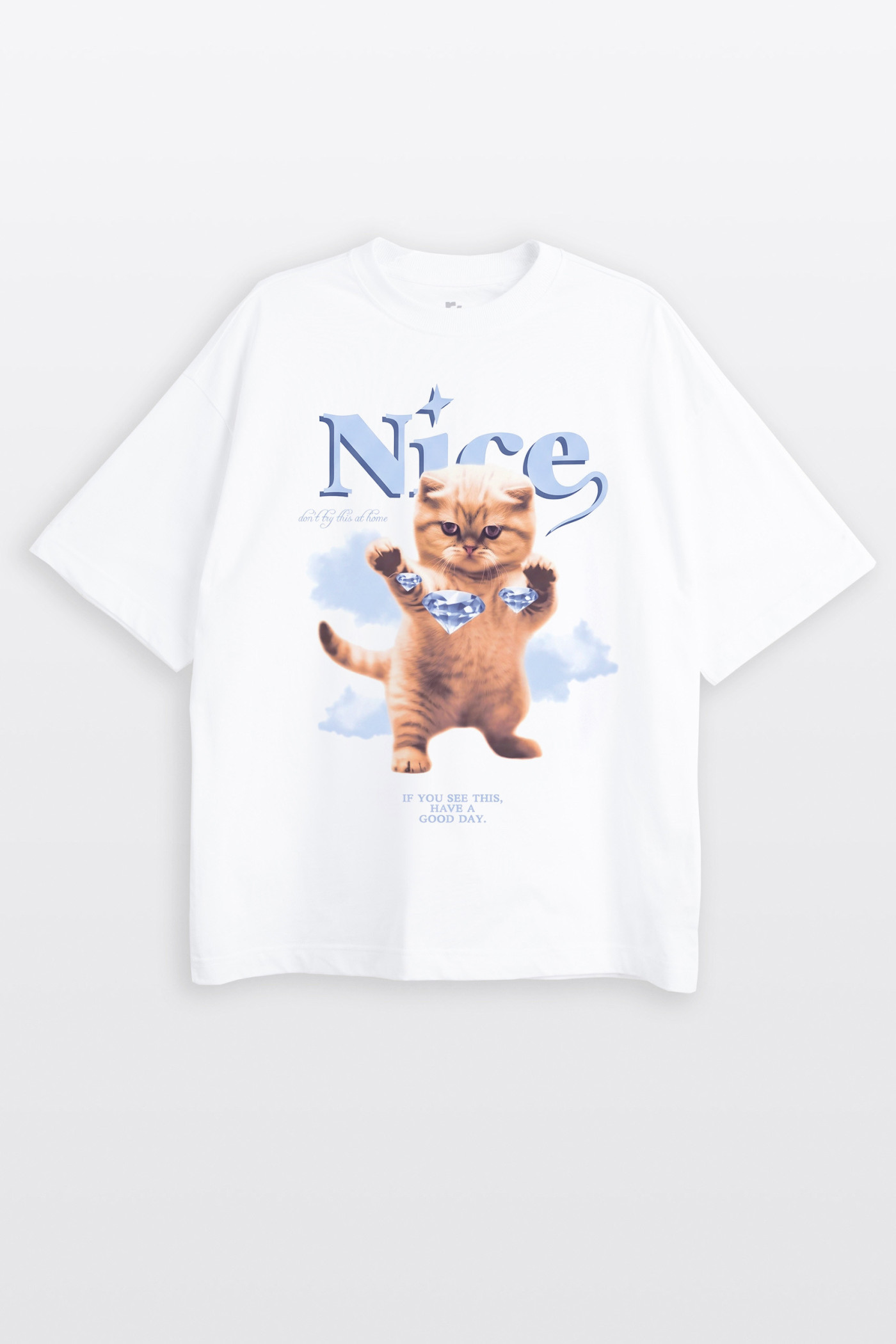 Biały t-shirt OVERSIZE z autorską grafiką z przodu