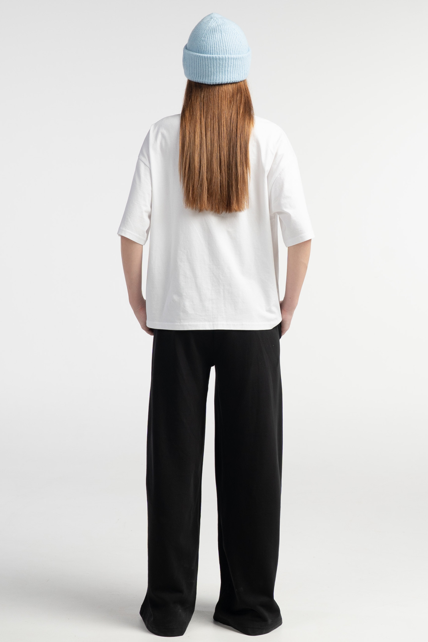 Biały t-shirt BOXY z minimalistyczną autorską grafiką z przodu