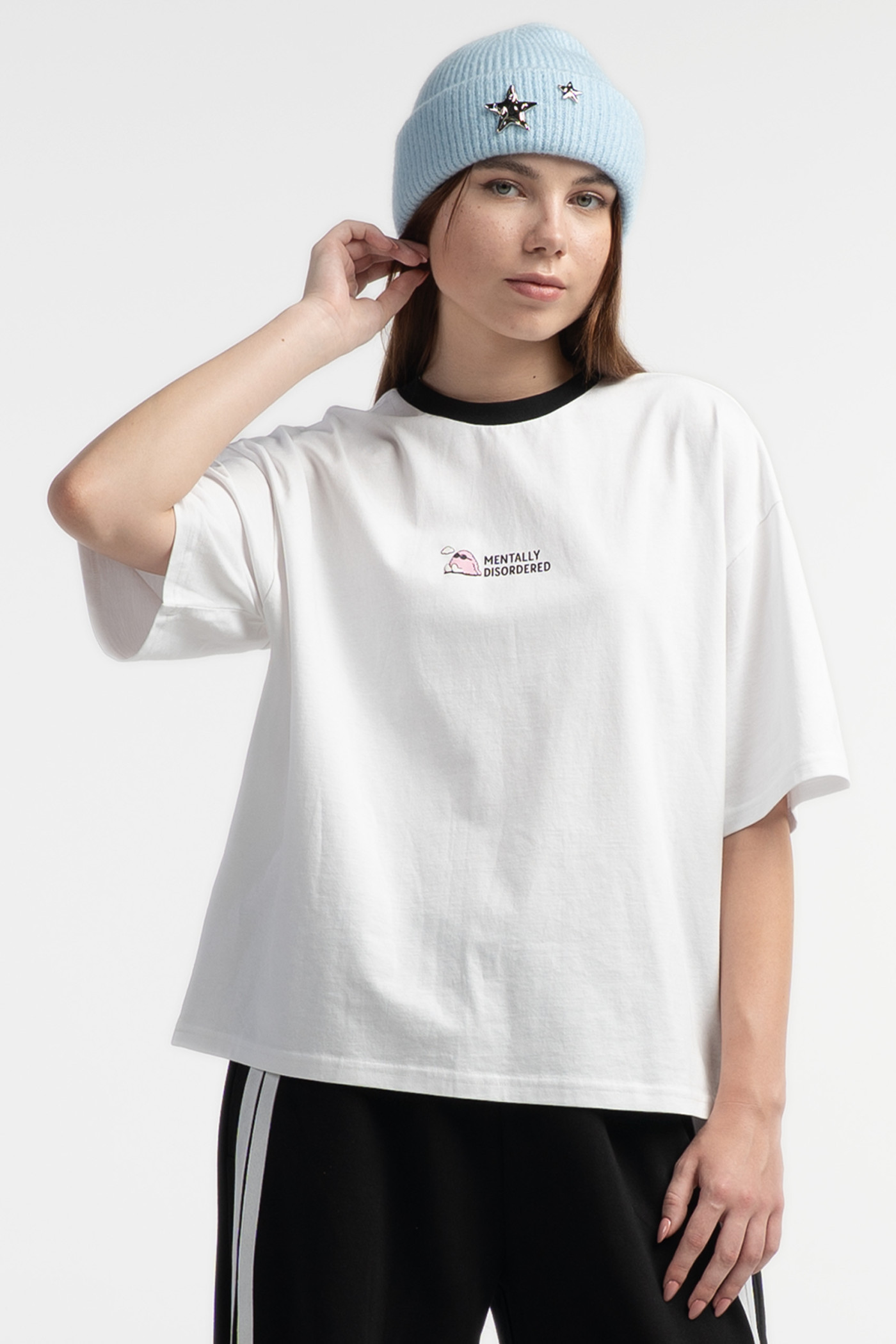 Biały t-shirt BOXY z minimalistyczną autorską grafiką z przodu
