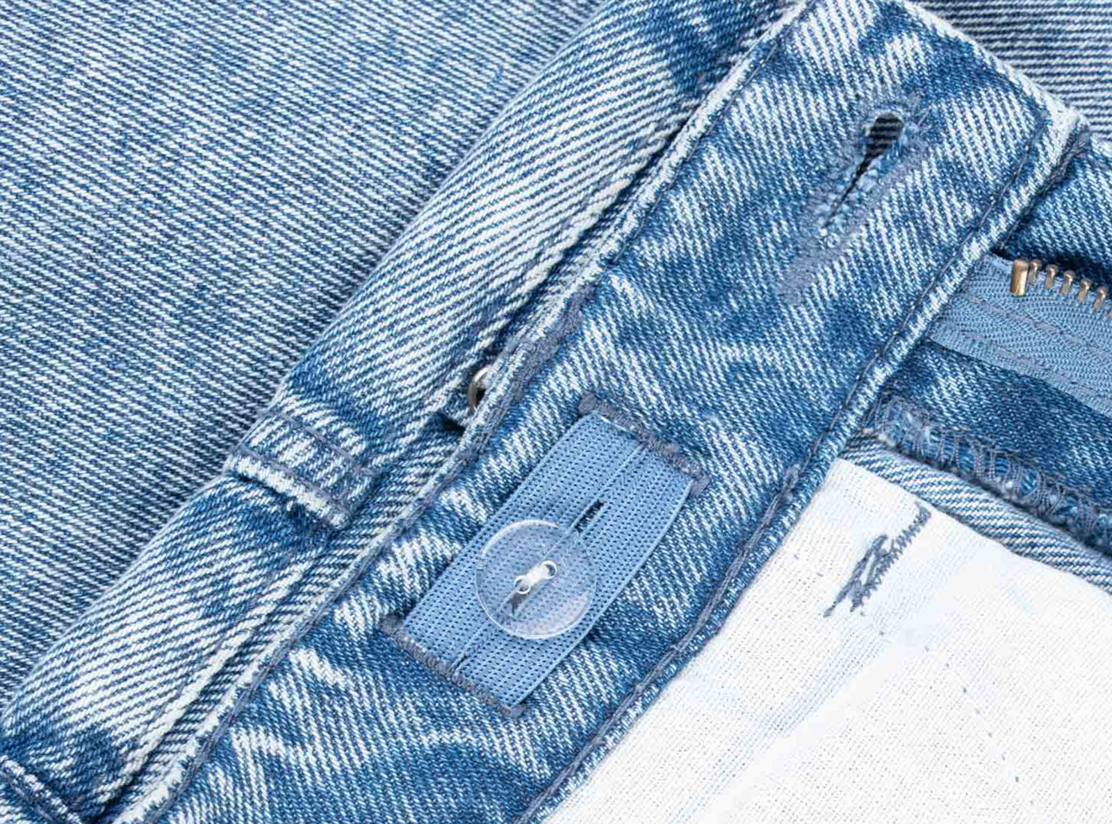 Niebieskie spodnie jeansowe o kroju BAGGY z efektem sprania