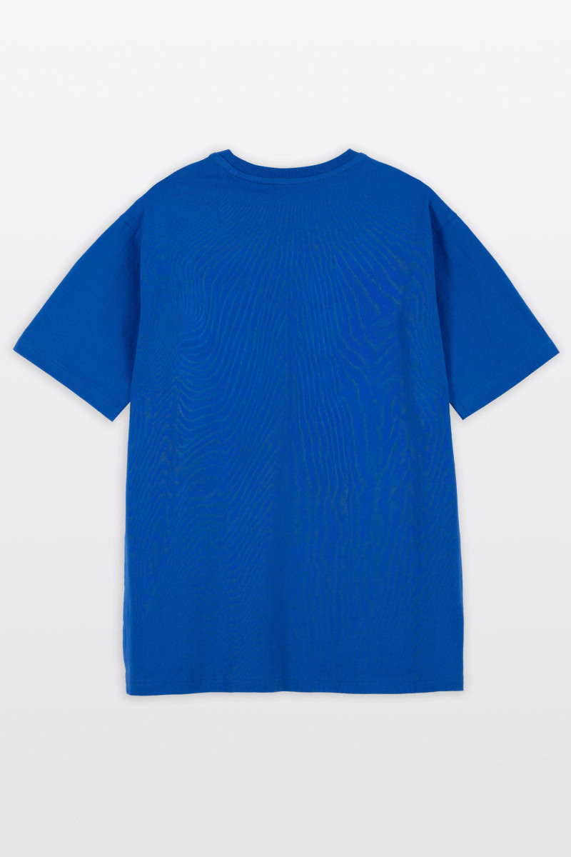 Niebieski t-shirt LOOSE z minimalistyczną naszywką z przodu