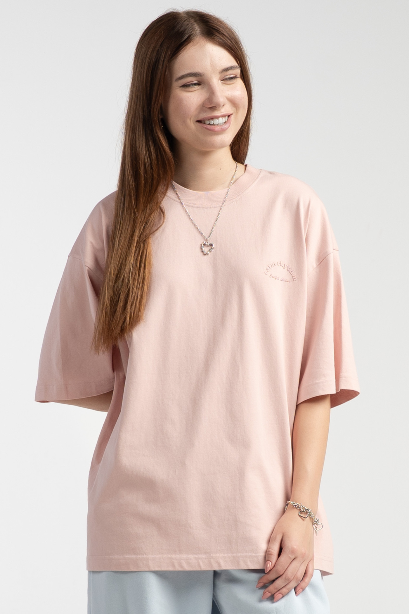 Różowy t-shirt OVERSIZE z minimalistycznym nadrukiem z przodu