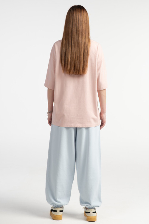 Różowy t-shirt OVERSIZE z minimalistycznym nadrukiem z przodu