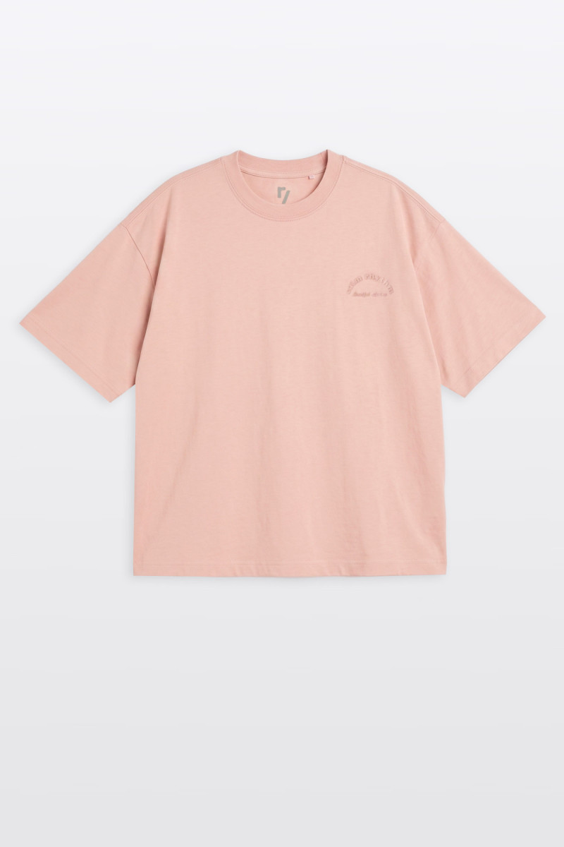 Różowy t-shirt OVERSIZE z minimalistycznym nadrukiem z przodu
