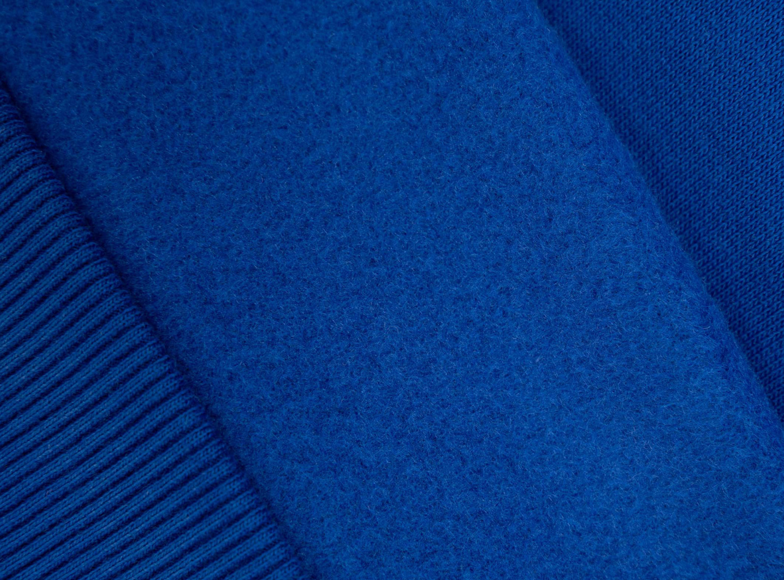 Niebieska bluza COMFORT z kapturem z minimalistycznym nadrukiem z przodu
