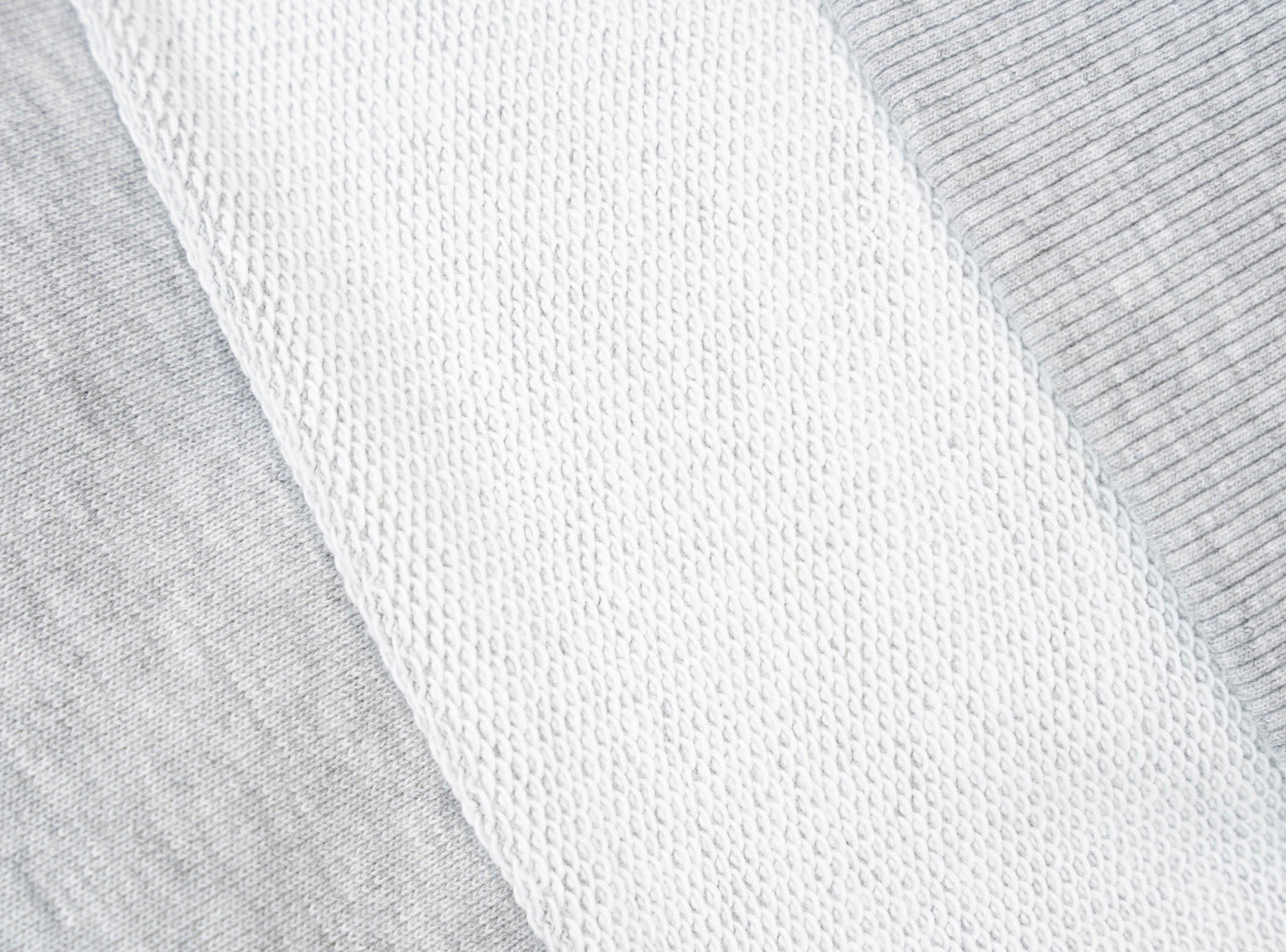Szara bluza REGULAR z kapturem z minimalistyczną naszywką na rękawie