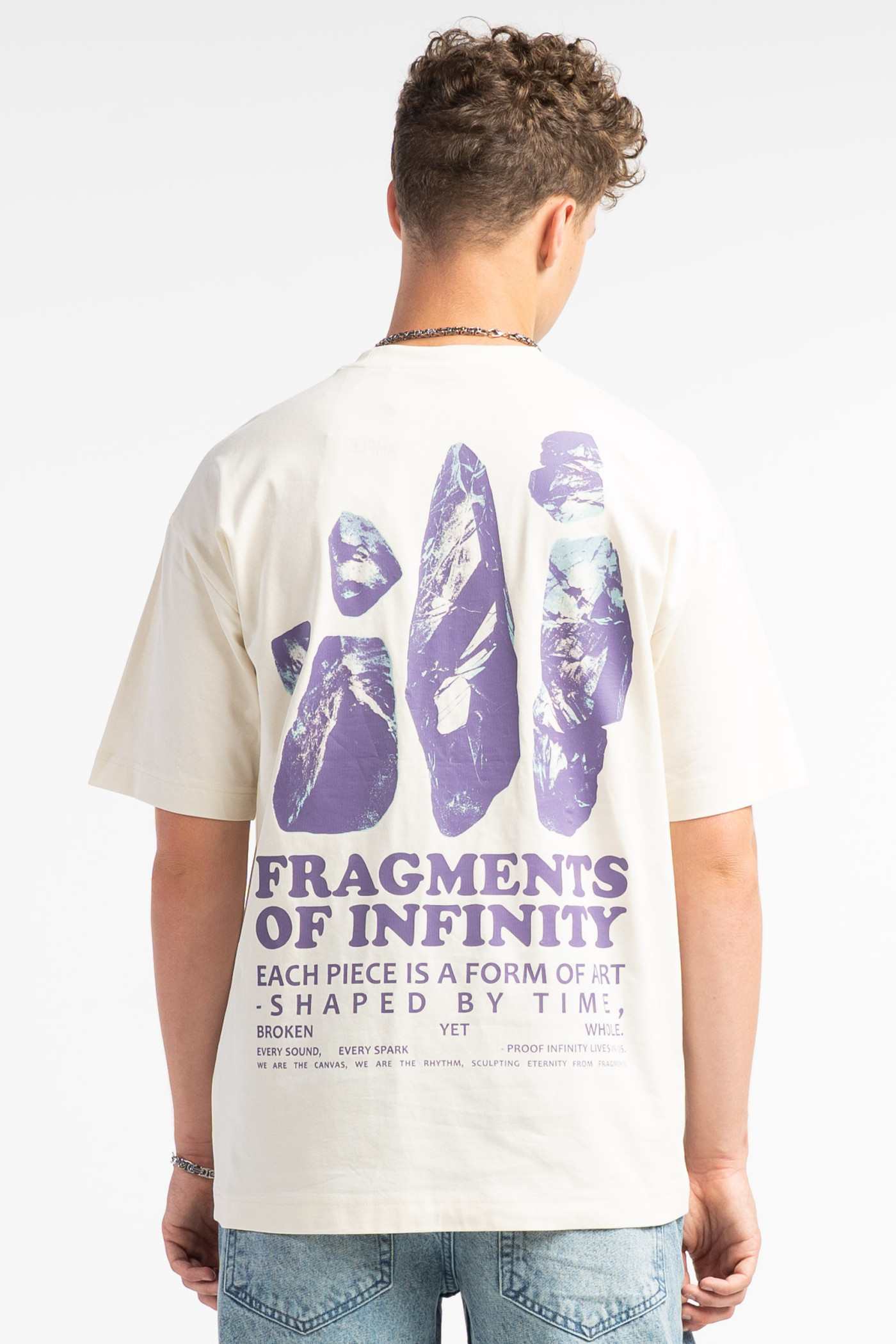 Kremowy t-shirt LOOSE z autorską grafiką z tyłu