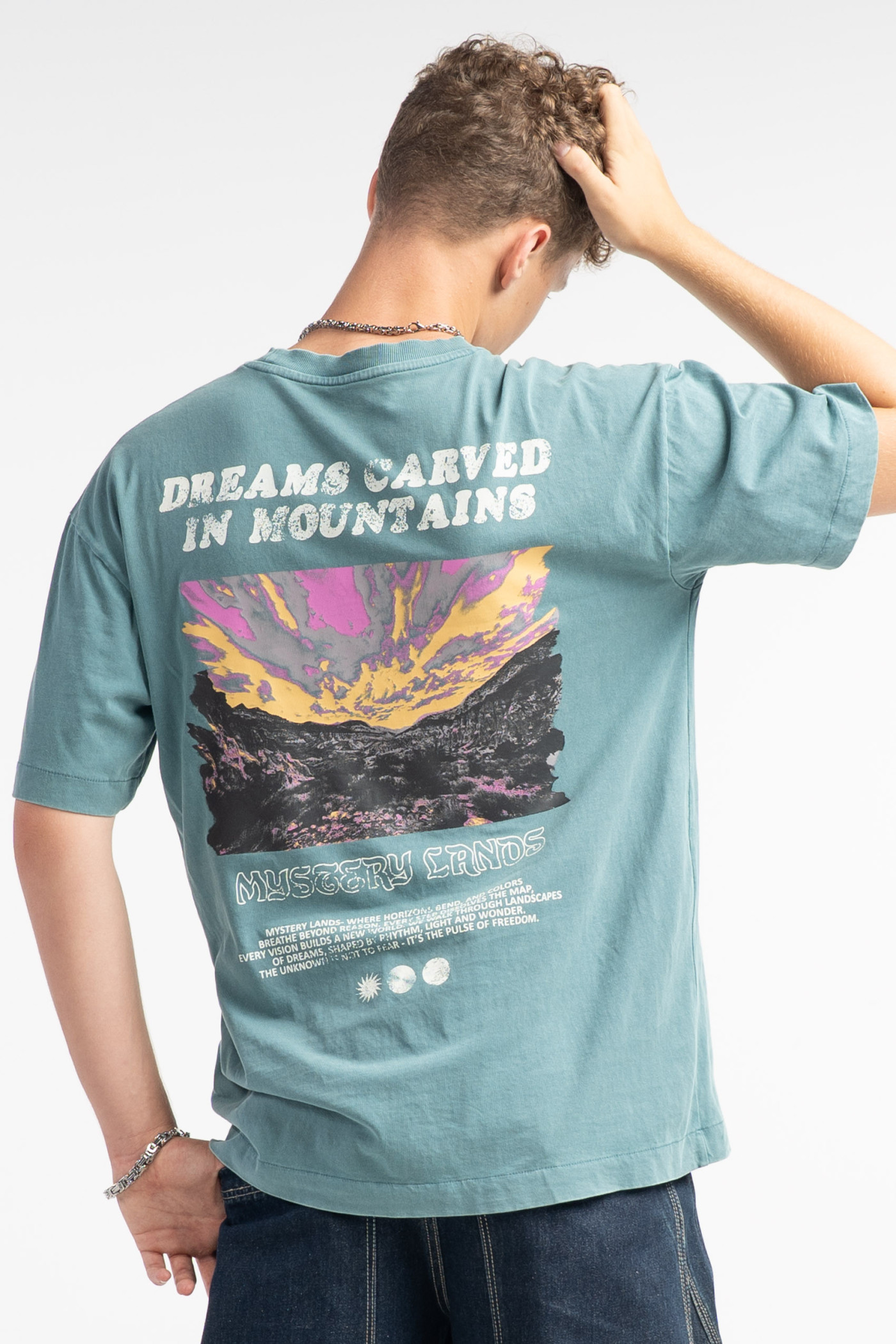Zielony t-shirt LOOSE z autorską grafiką z tyłu
