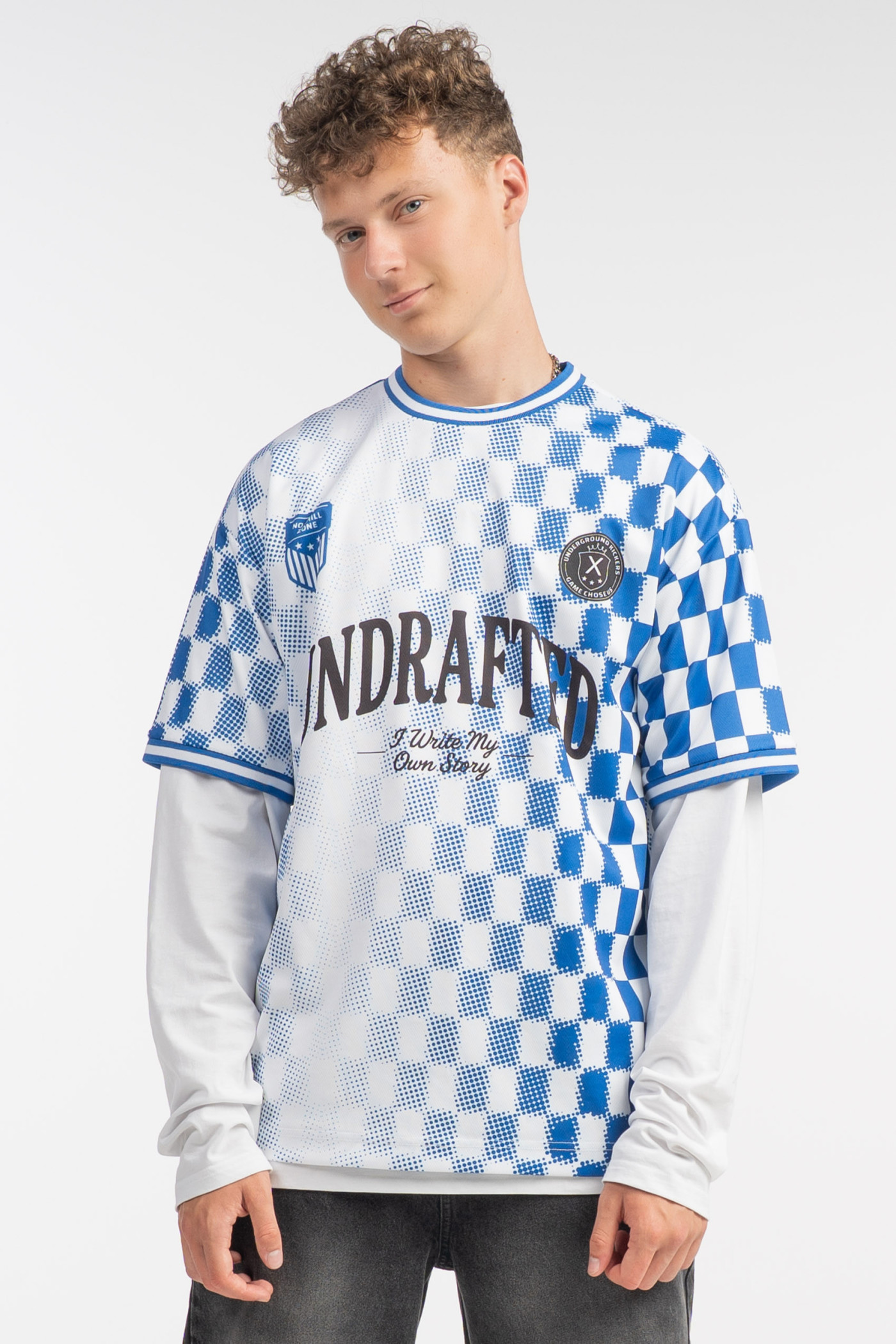 Biało-niebieski t-shirt LOOSE w stylu sportowym z autorskimi grafikami