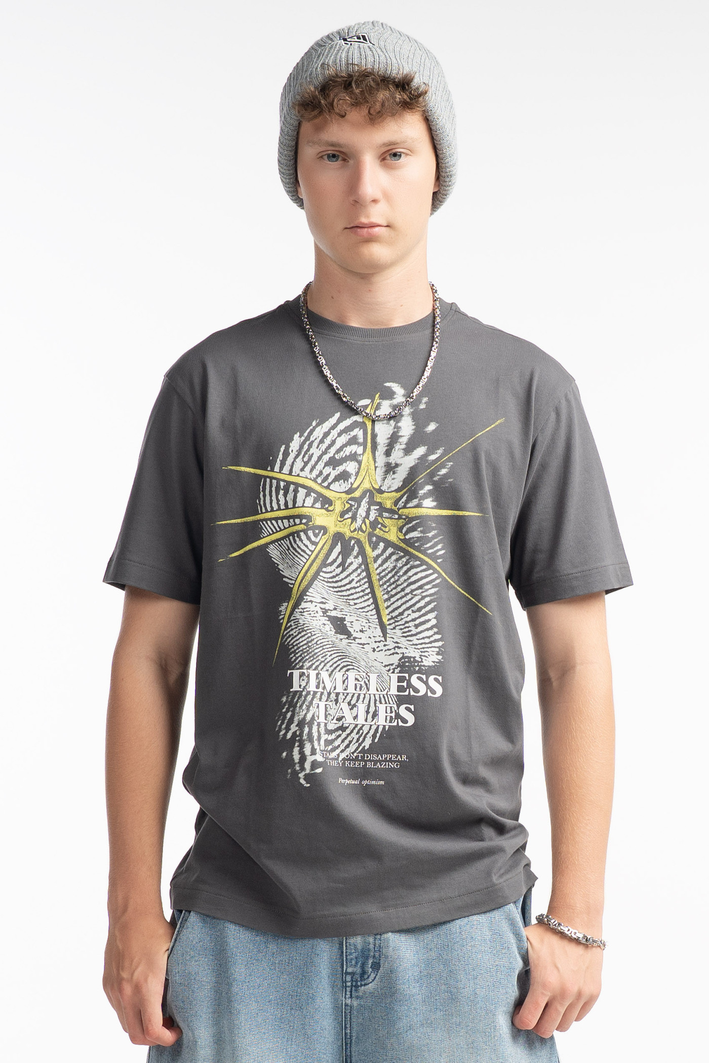 Ciemnoszary t-shirt LOOSE z efektem sprania z autorską grafiką z przodu