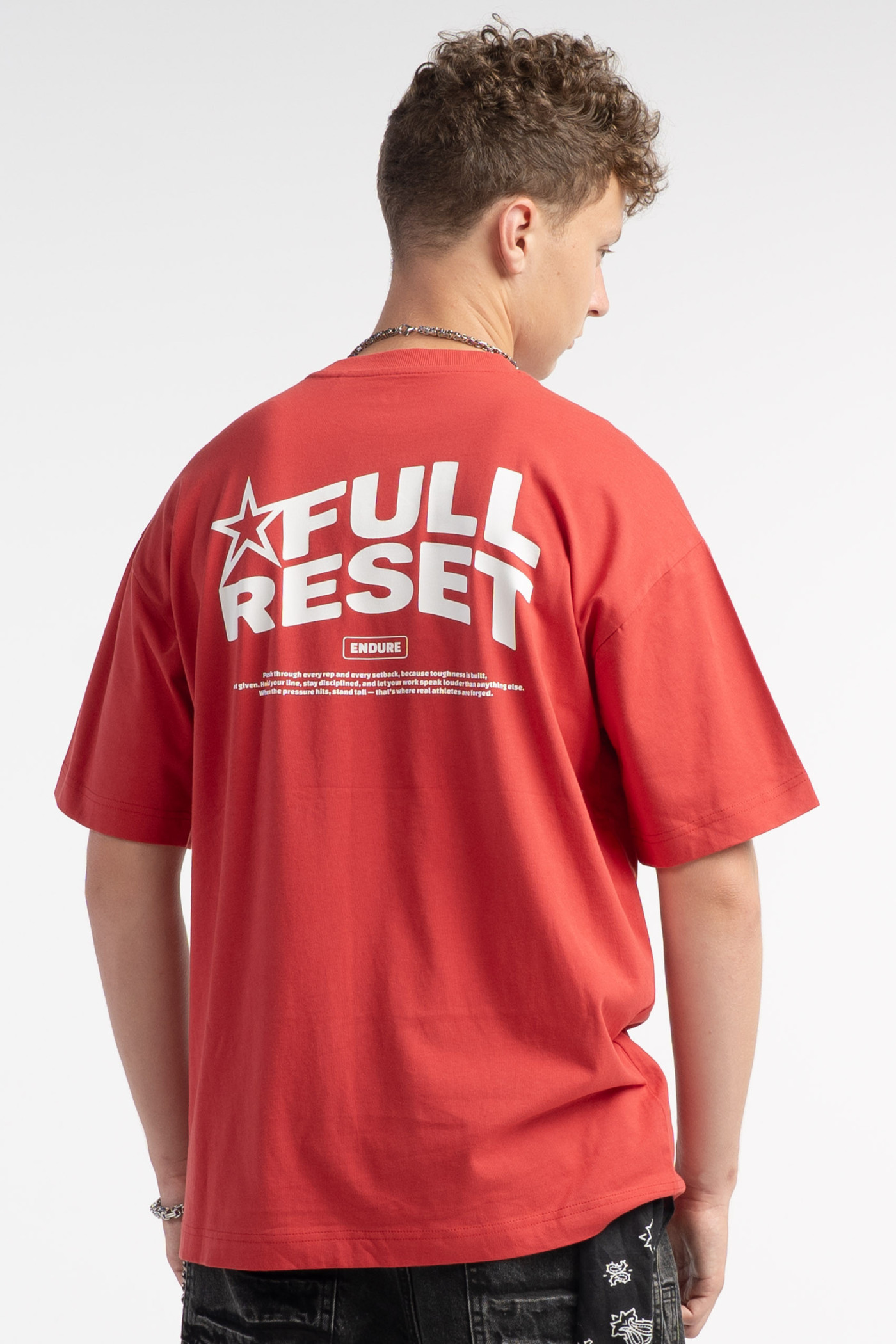 Czerwony t-shirt LOOSE z autorską grafiką z tyłu