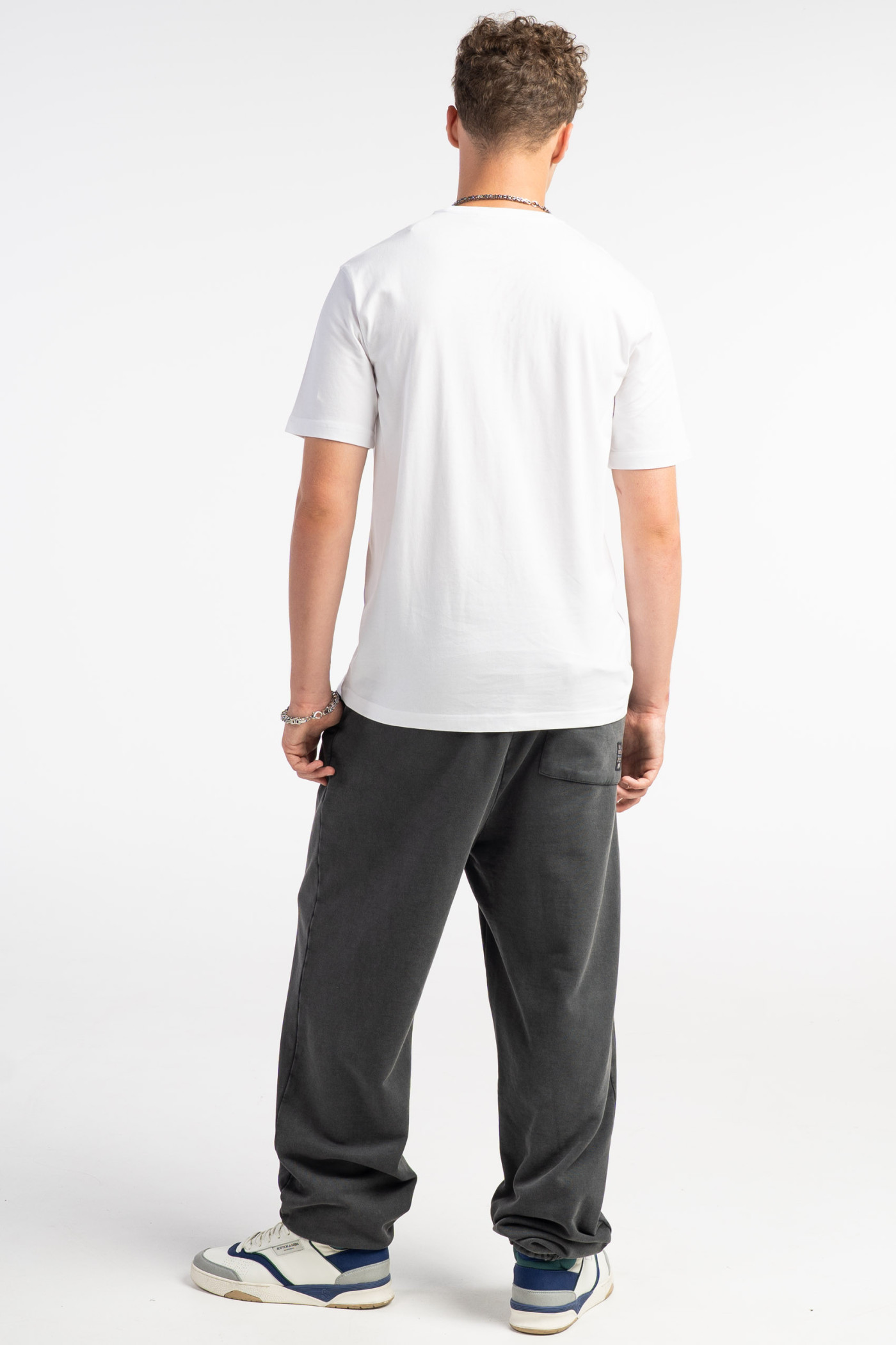 Biały t-shirt REGULAR z autorska grafiką z przodu