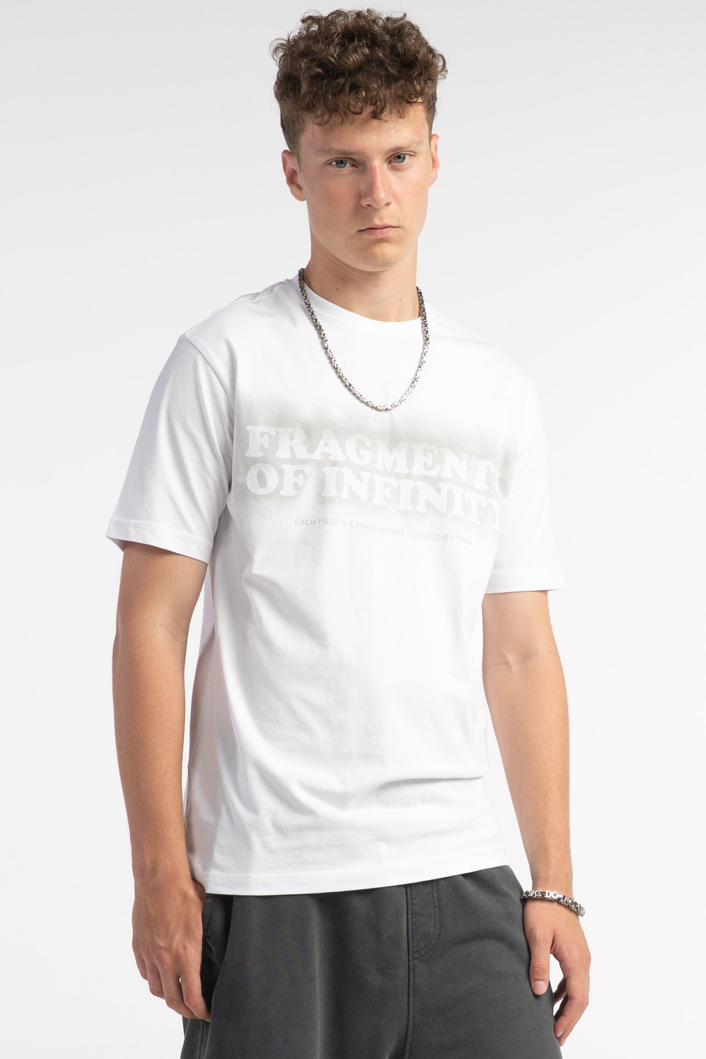 Biały t-shirt REGULAR z autorska grafiką z przodu