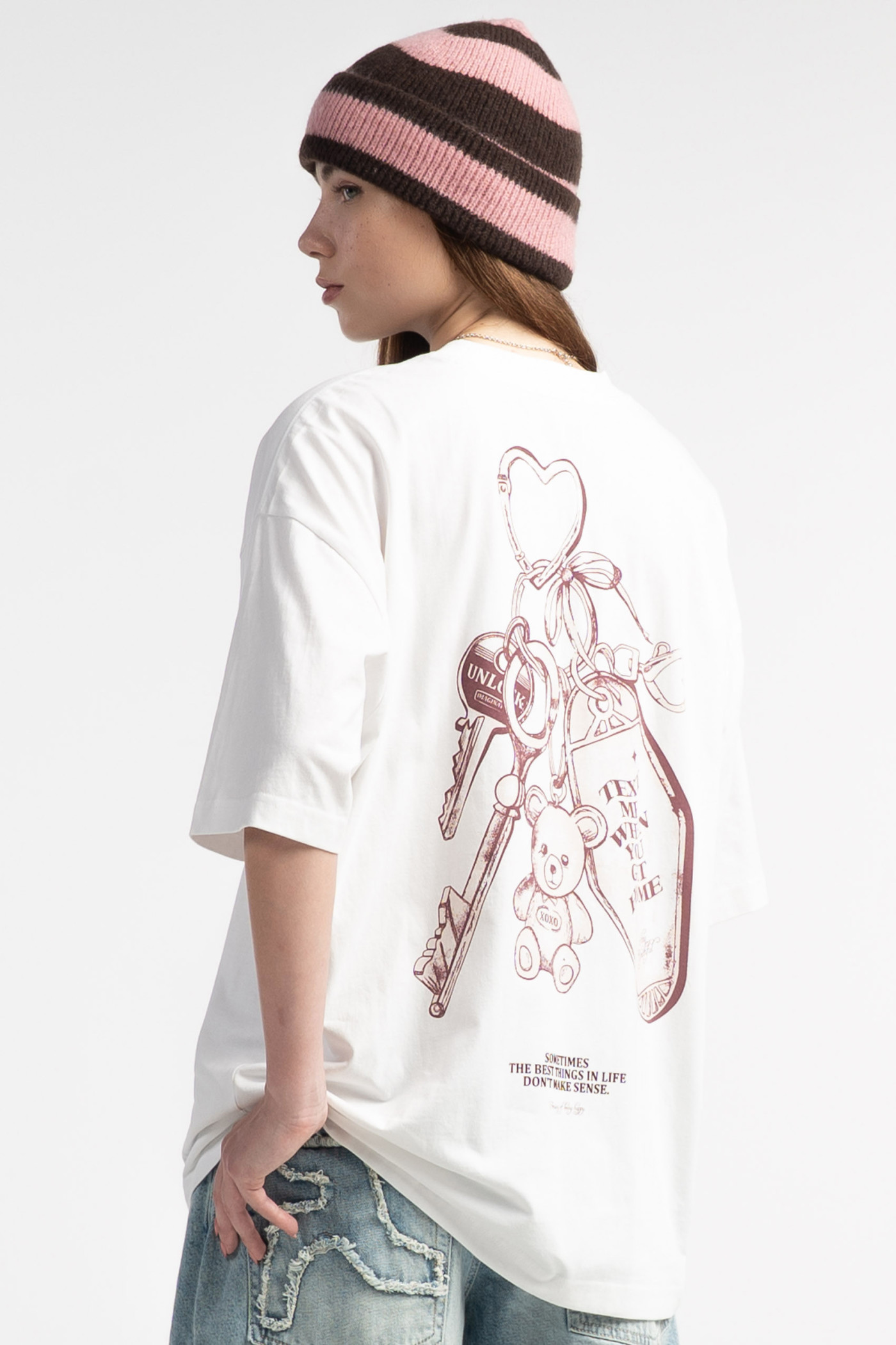 Biały t-shirt OVERSIZE z autorską grafiką z tyłu