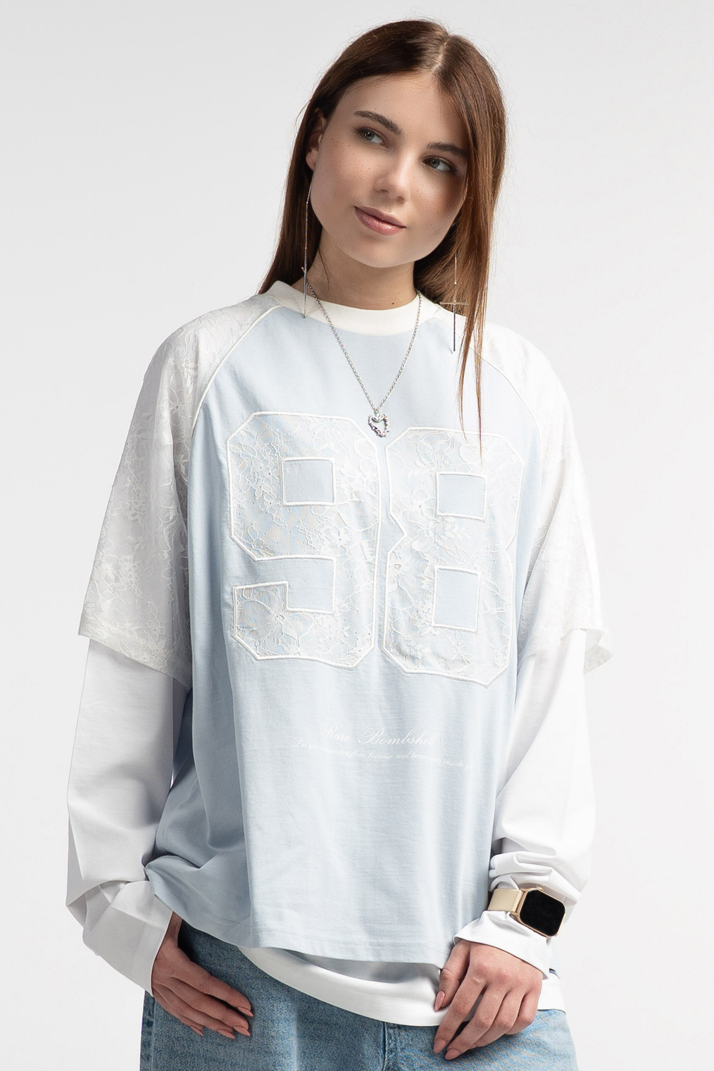 Niebieski t-shirt z wstawkami z koronki