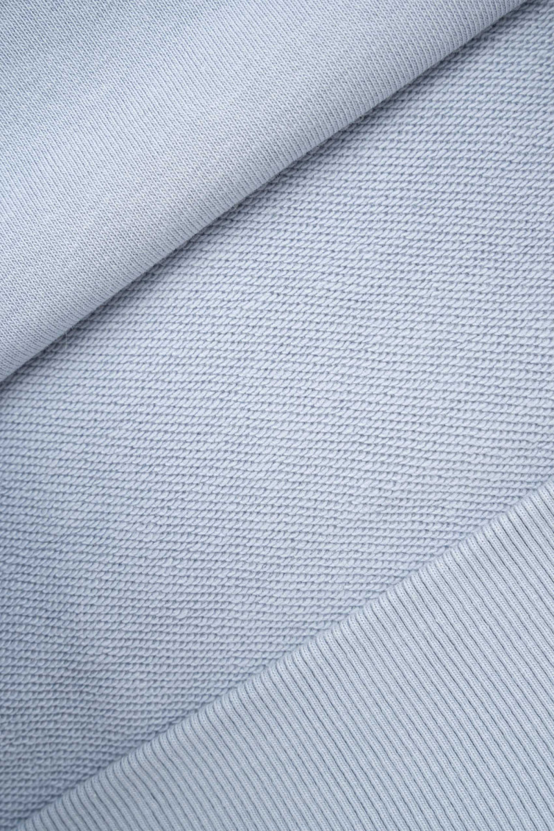 Jasnoniebieska bluza REGULAR z kapturem z minimalistycznym haftem