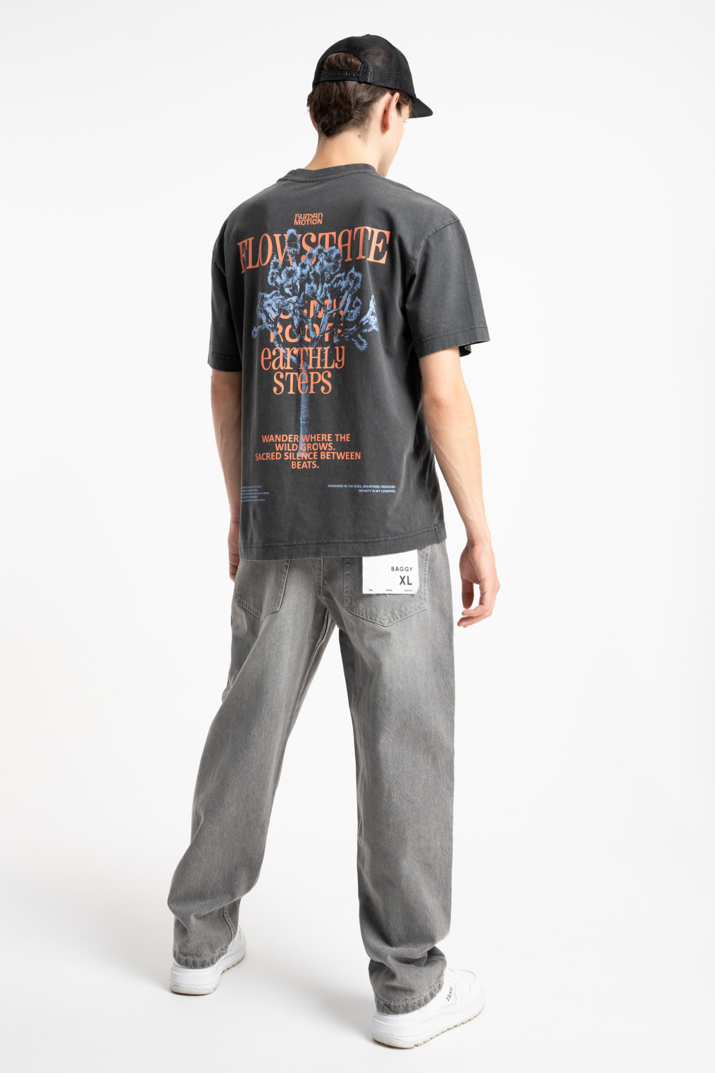 Ciemnoszary t-shirt LOOSE z efektem sprania z autorską grafiką z tyłu