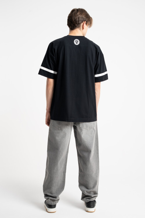 Czarny t-shirt OVERSIZE w stylu sportowym z autorską grafiką z przodu