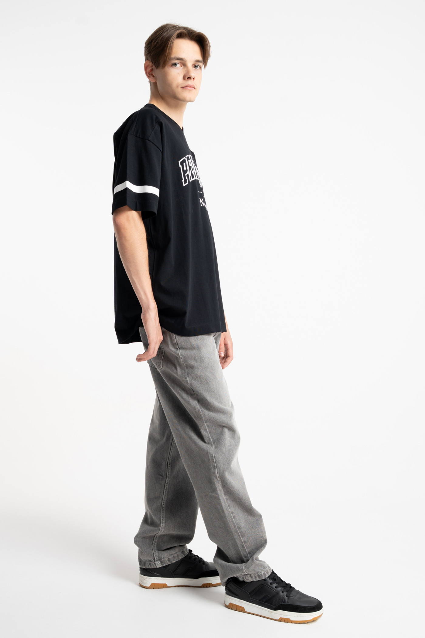 Czarny t-shirt OVERSIZE w stylu sportowym z autorską grafiką z przodu