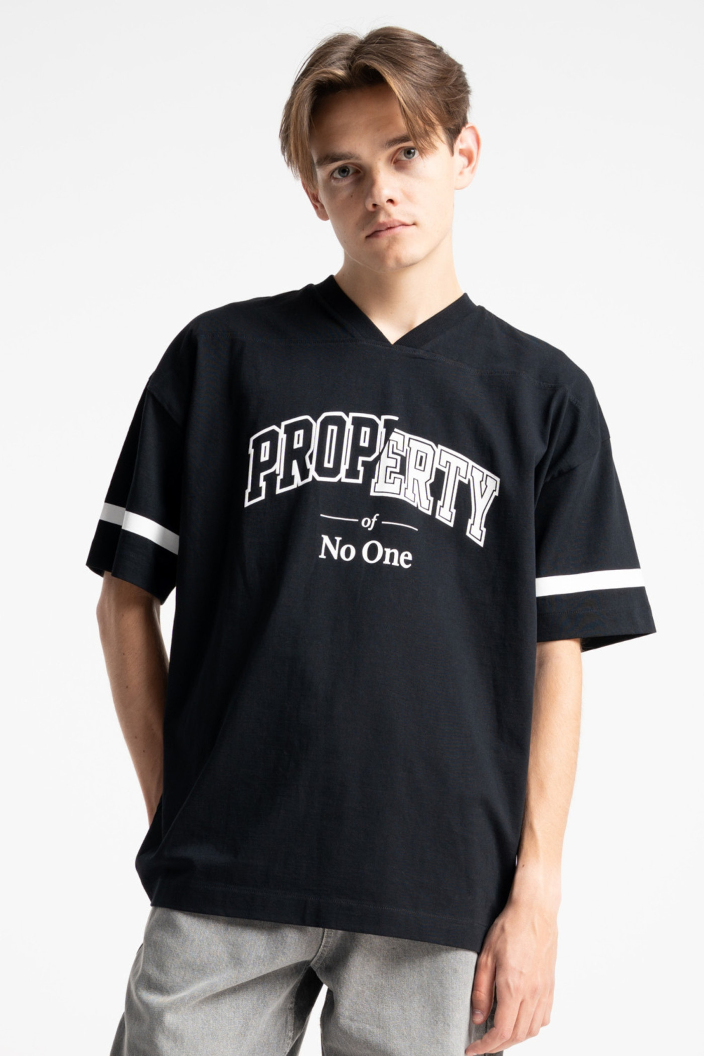 Czarny t-shirt OVERSIZE w stylu sportowym z autorską grafiką z przodu