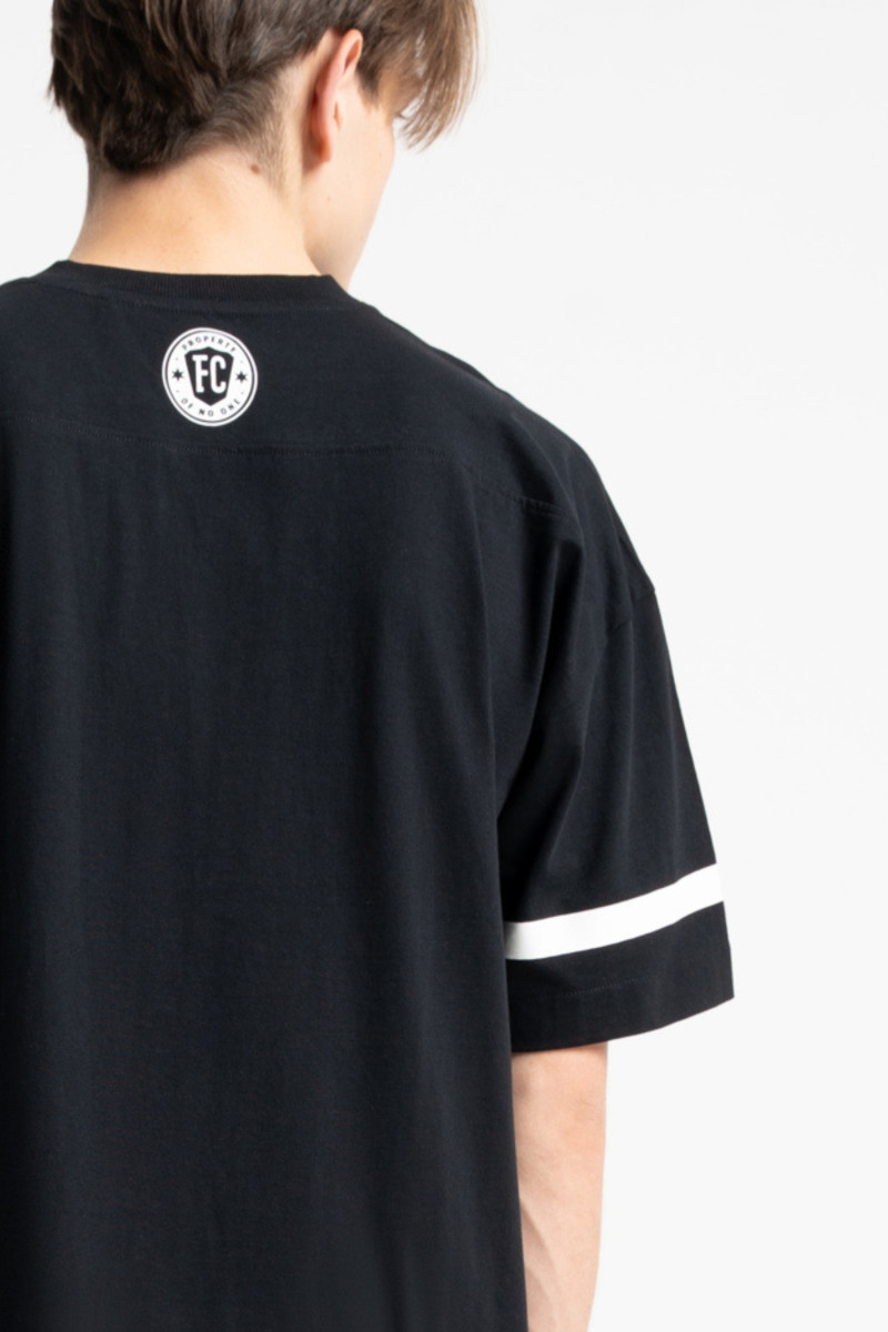 Czarny t-shirt OVERSIZE w stylu sportowym z autorską grafiką z przodu