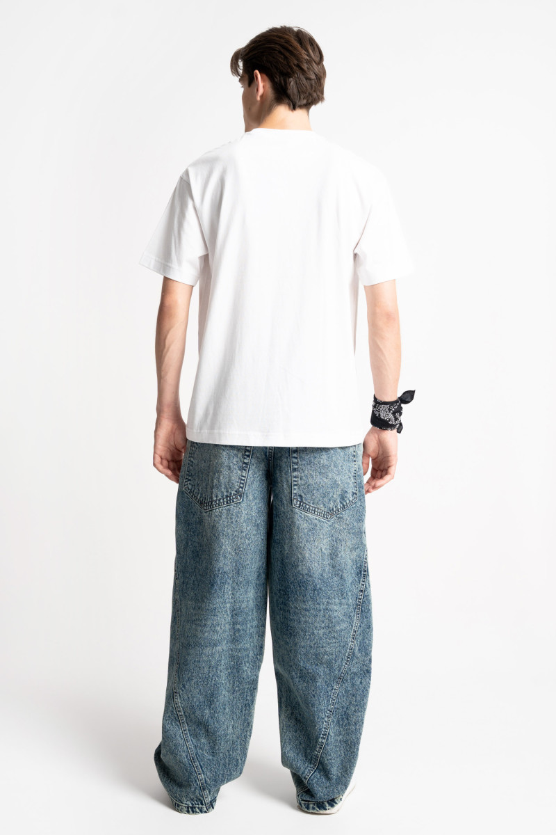 Biały t-shirt LOOSE z minimalistyczną naszywką z przodu