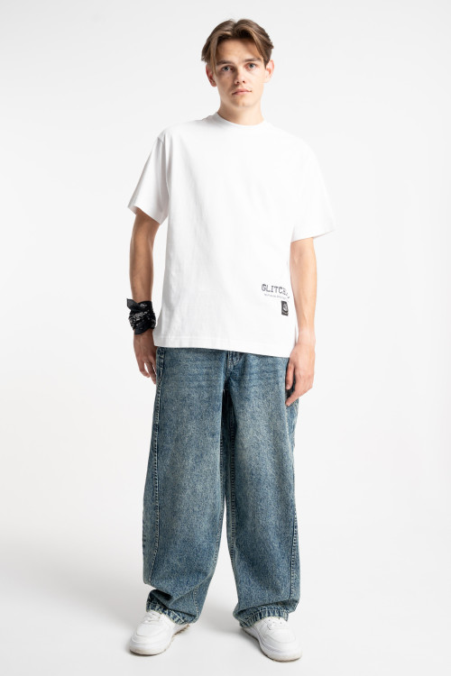 Biały t-shirt LOOSE z minimalistyczną naszywką z przodu