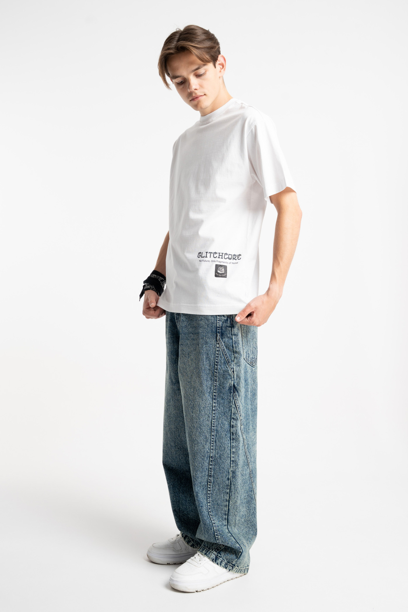 Biały t-shirt LOOSE z minimalistyczną naszywką z przodu