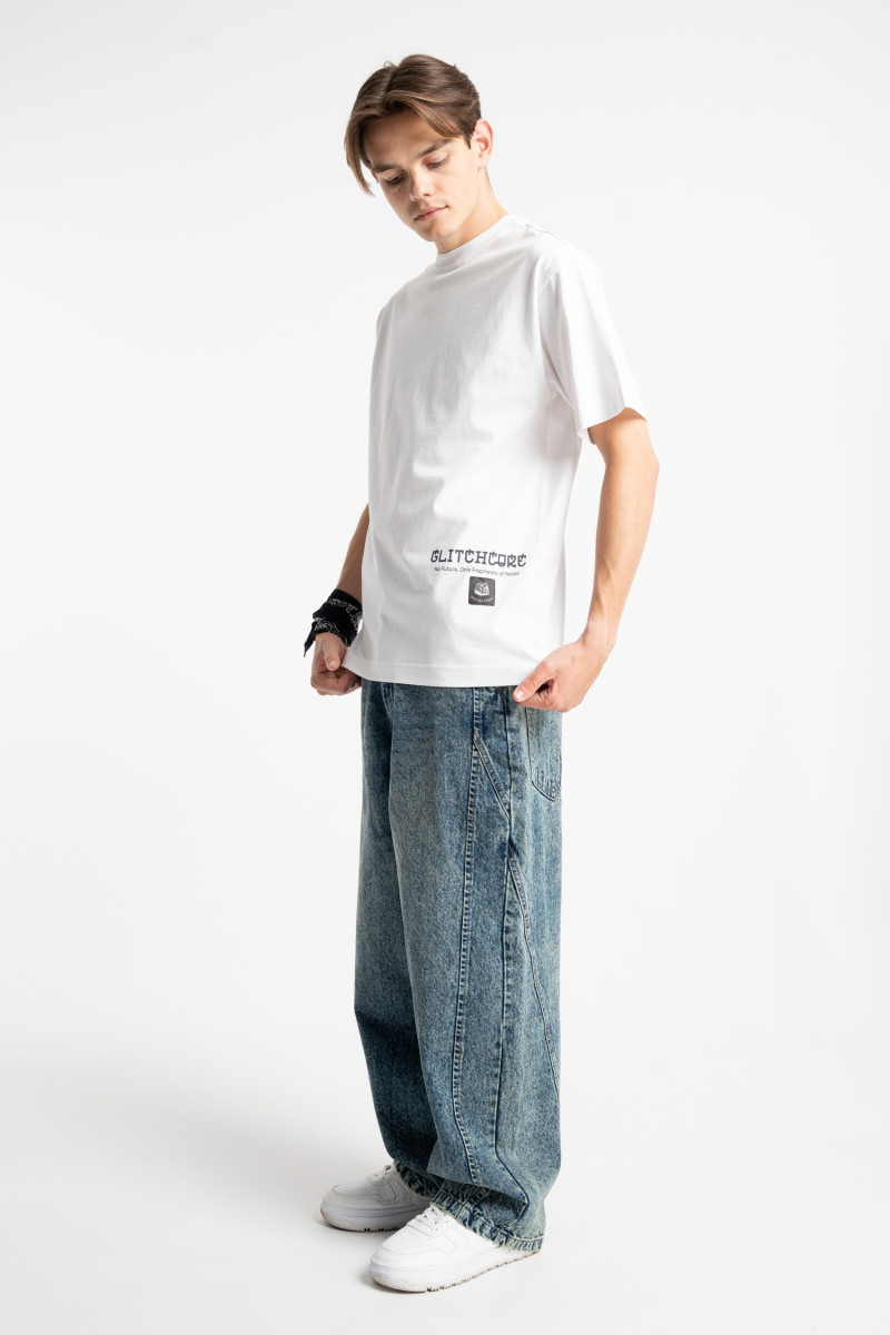 Biały t-shirt LOOSE z minimalistyczną naszywką z przodu