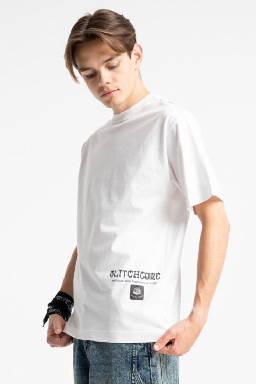 Biały t-shirt LOOSE z minimalistyczną naszywką z przodu