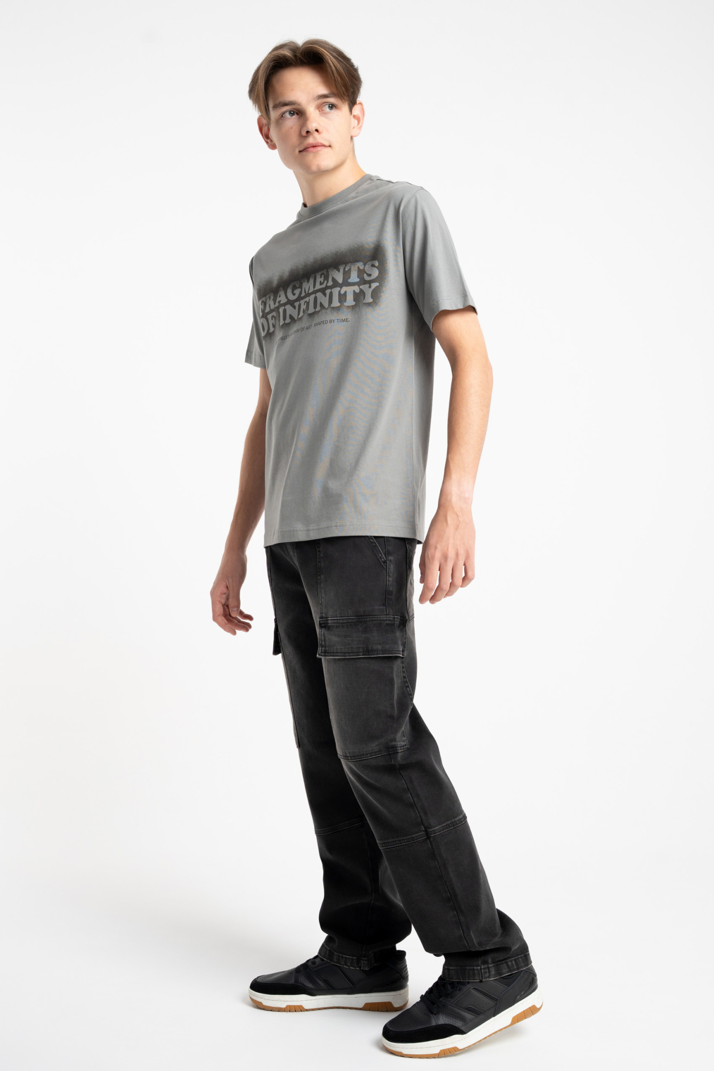 Ciemnobeżowy t-shirt REGULAR z autorską grafiką z przodu