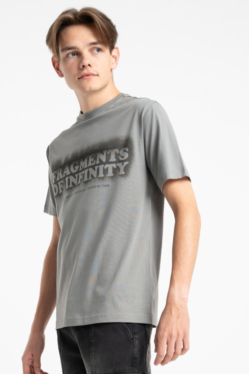 Ciemnobeżowy t-shirt REGULAR z autorską grafiką z przodu