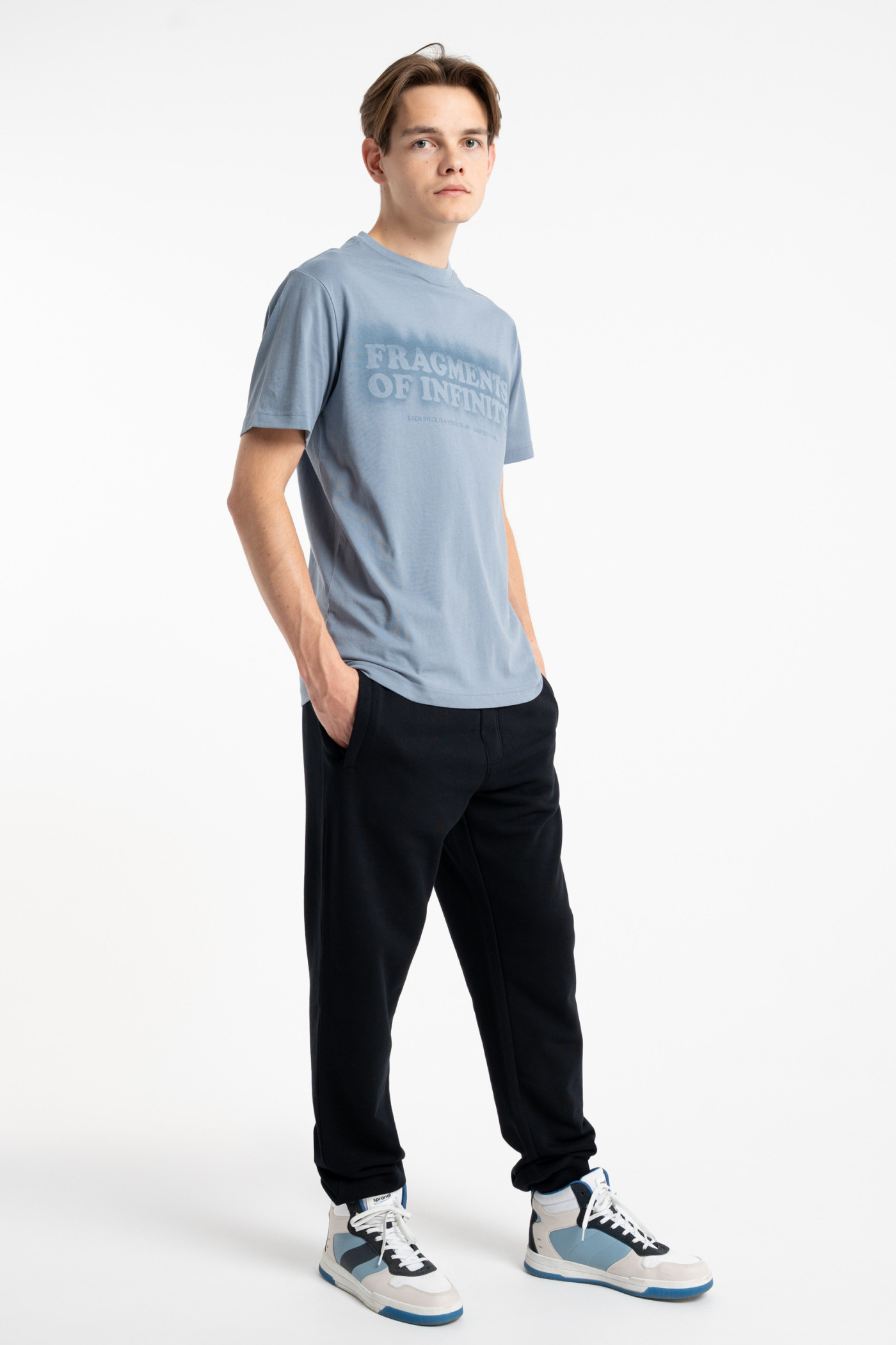 Szary t-shirt REGULAR z autorską grafiką z przodu