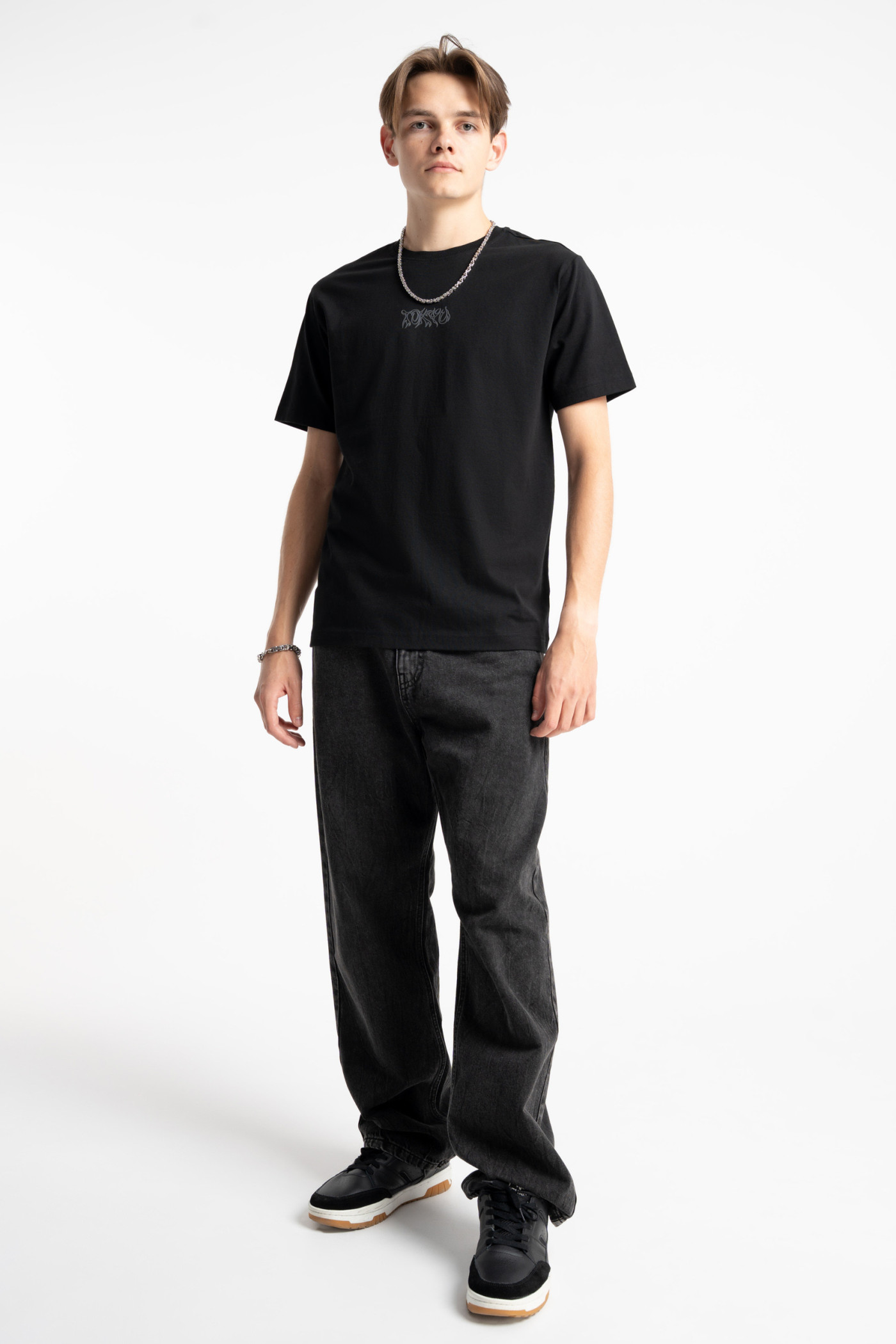Czarny t-shirt REGULAR z minimalistyczną autorską grafiką z przodu