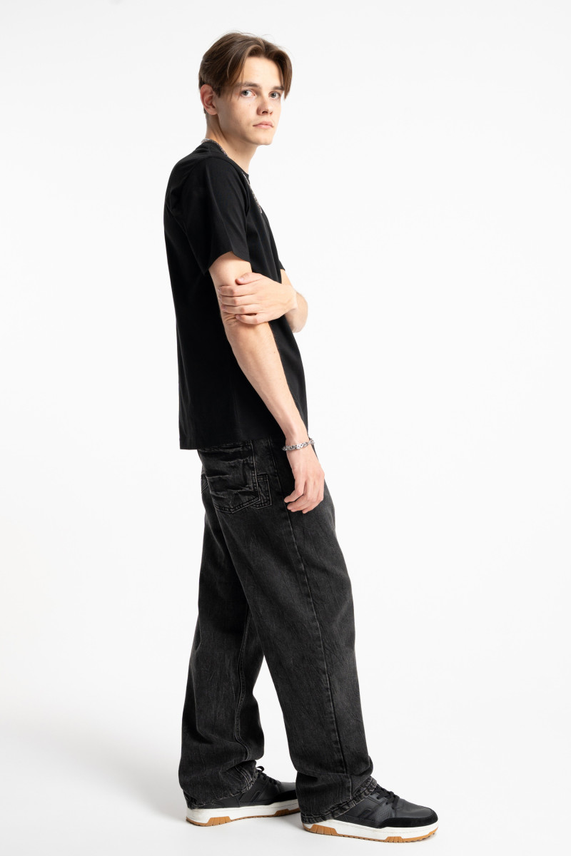 Czarny t-shirt REGULAR z minimalistyczną autorską grafiką z przodu