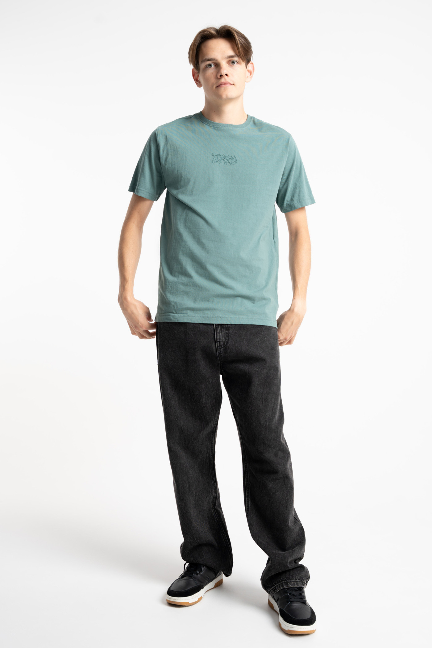 Zielony t-shirt REGULAR z minimalistyczną autorską grafiką z przodu