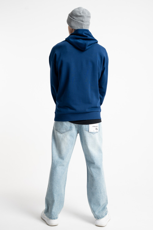 Niebieska bluza COMFORT z kapturem z minimalistycznym nadrukiem z przodu