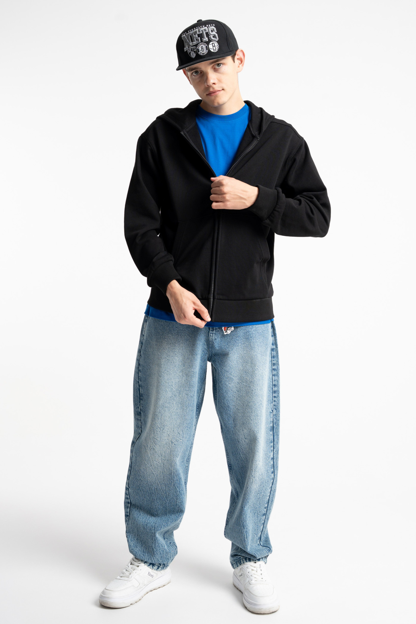 Niebieskie spodnie jeansowe o kroju BAGGY z efektem sprania