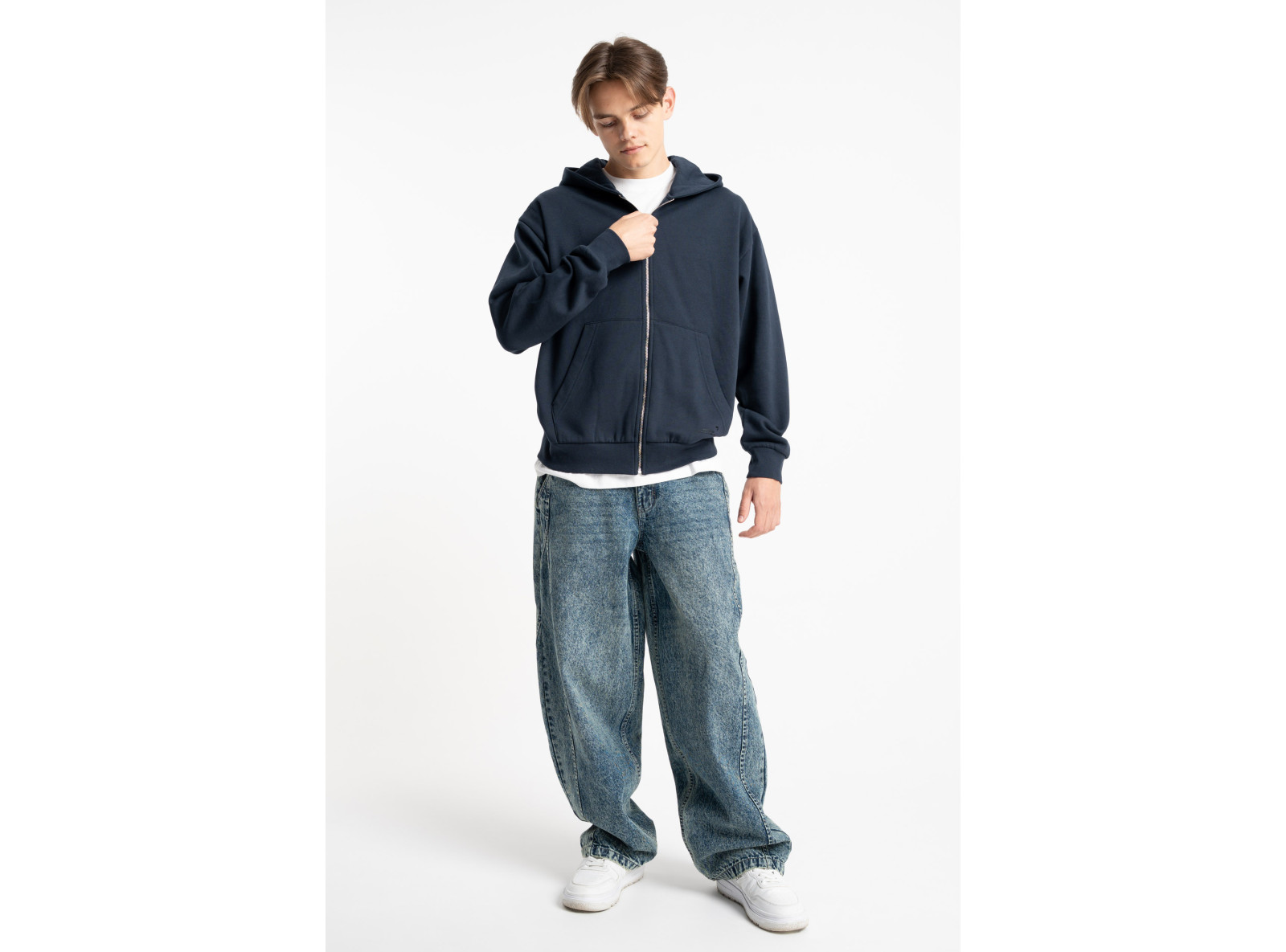 Granatowa bluza COMFORT z kapturem z minimalistycznym nadrukiem
