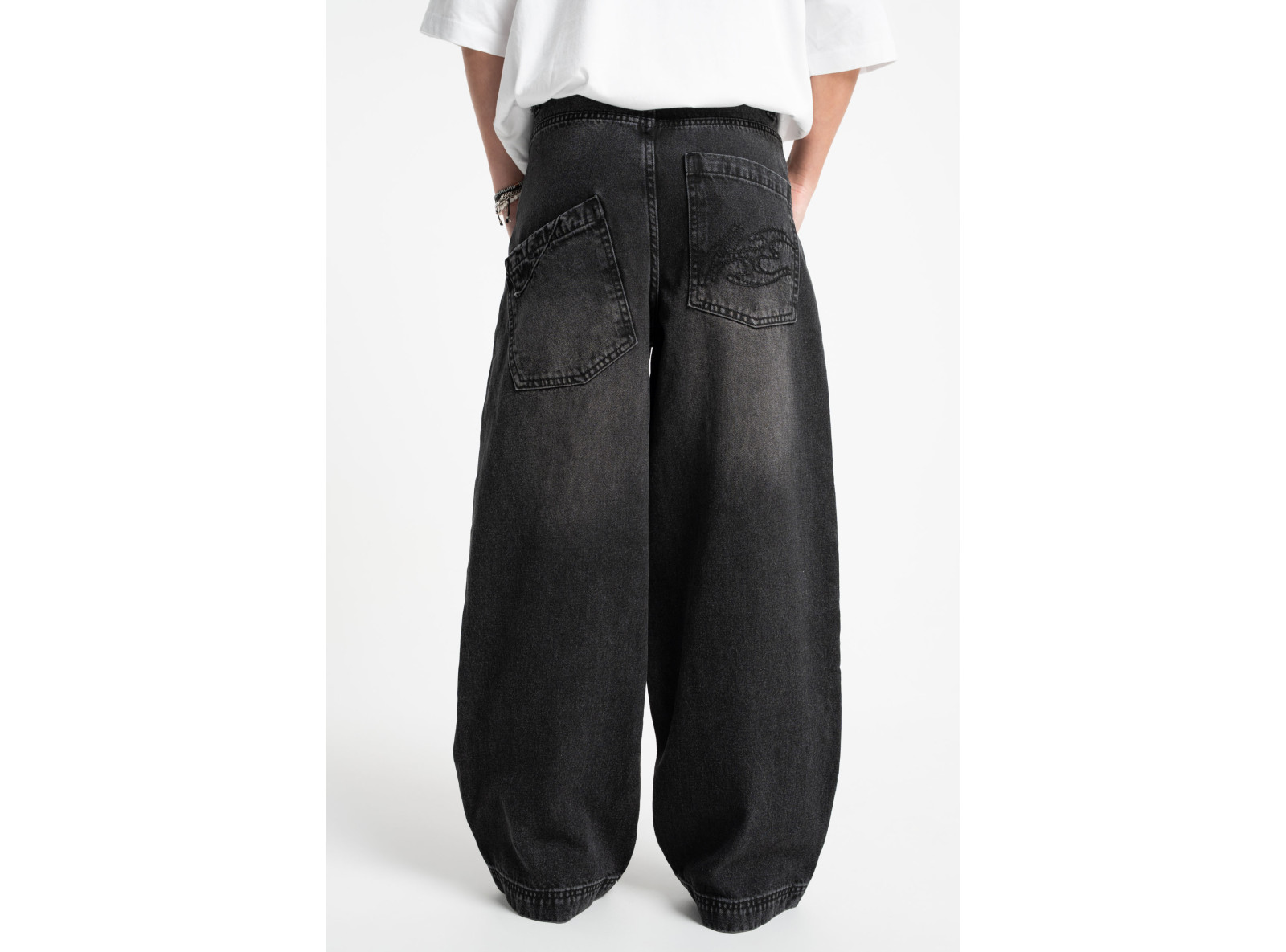 Czarne spodnie jeansowe BAGGY z haftem na kieszeni