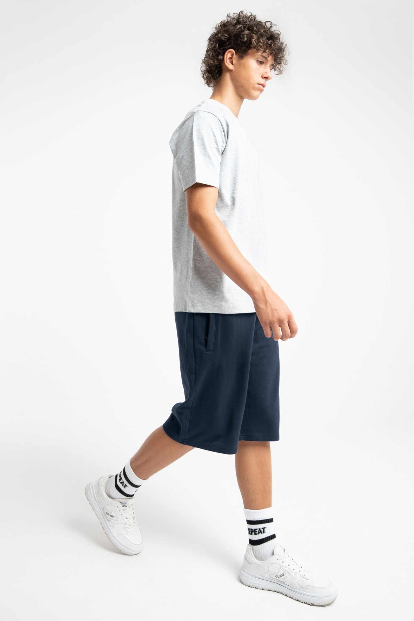 T-shirt szary melanż REGULAR z minimalistycznym nadrukiem