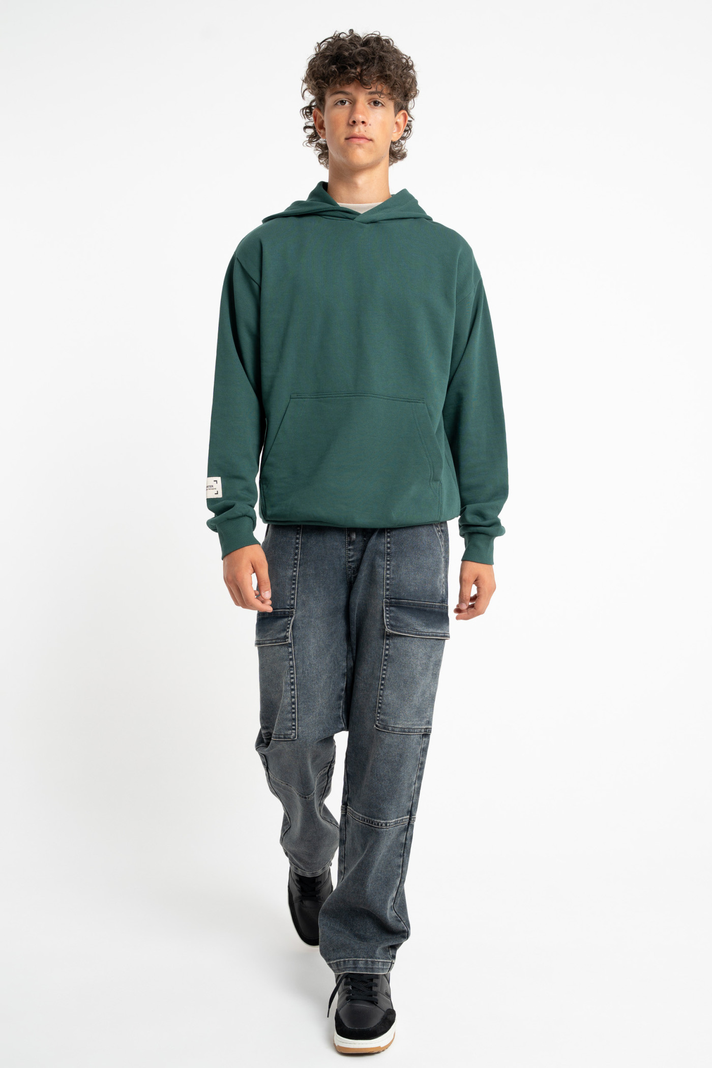 Zielona bluza REGULAR z kapturem z minimalistyczną naszywką na rękawie