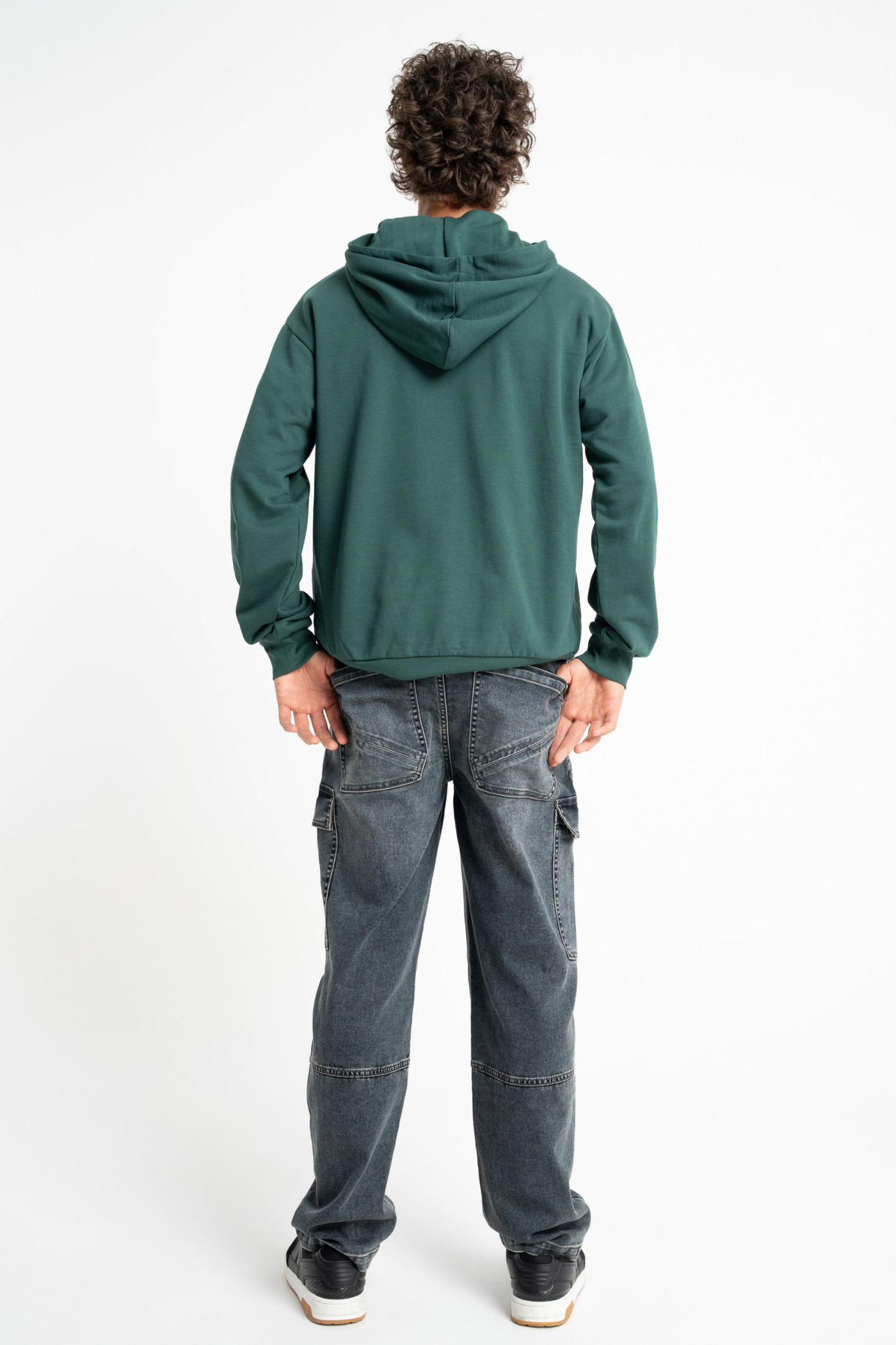 Zielona bluza REGULAR z kapturem z minimalistyczną naszywką na rękawie