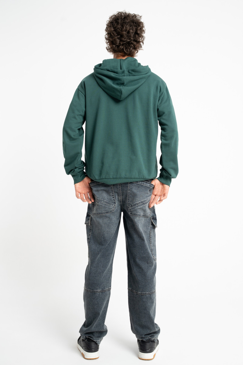 Zielona bluza REGULAR z kapturem z minimalistyczną naszywką na rękawie