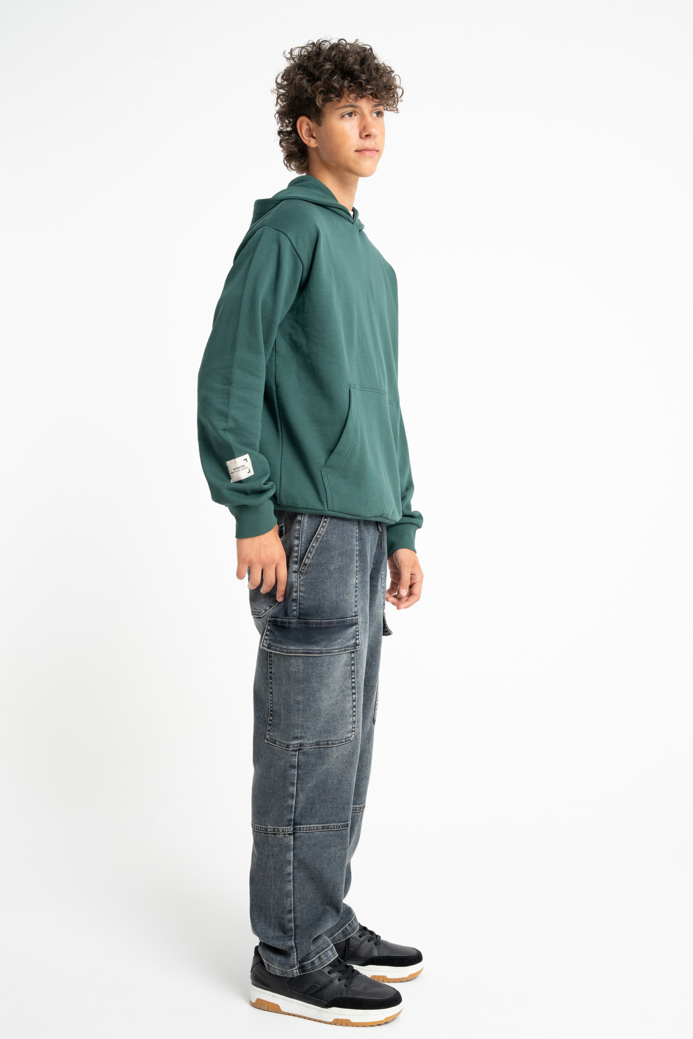 Zielona bluza REGULAR z kapturem z minimalistyczną naszywką na rękawie