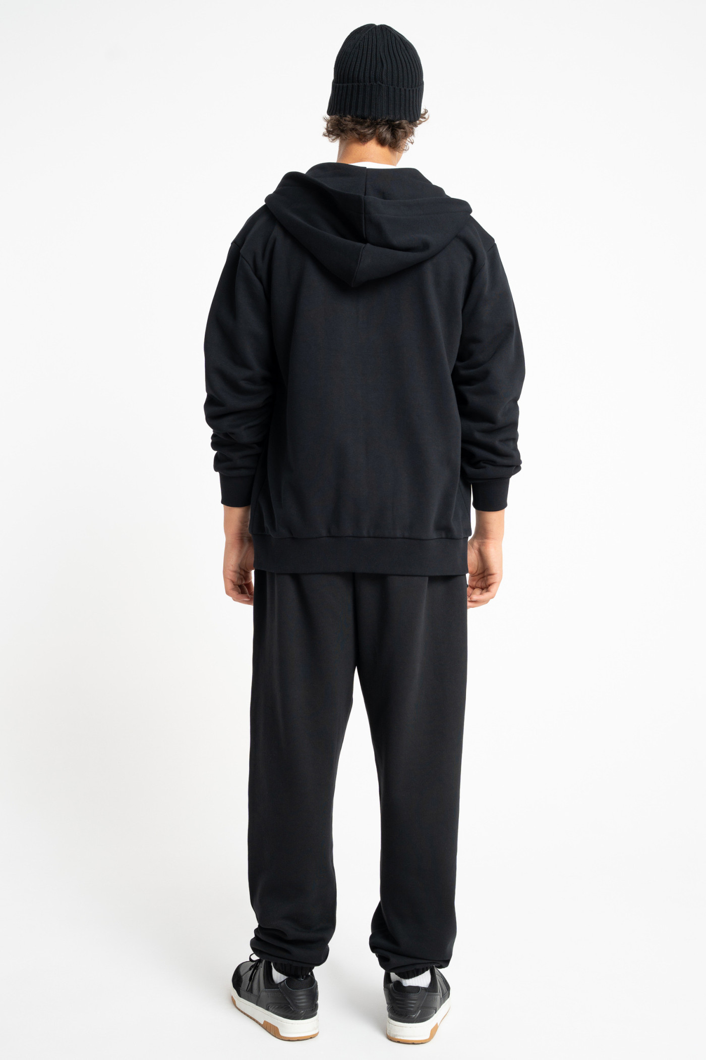 Czarna bluza REGULAR z kapturem z minimalistycznym nadrukiem